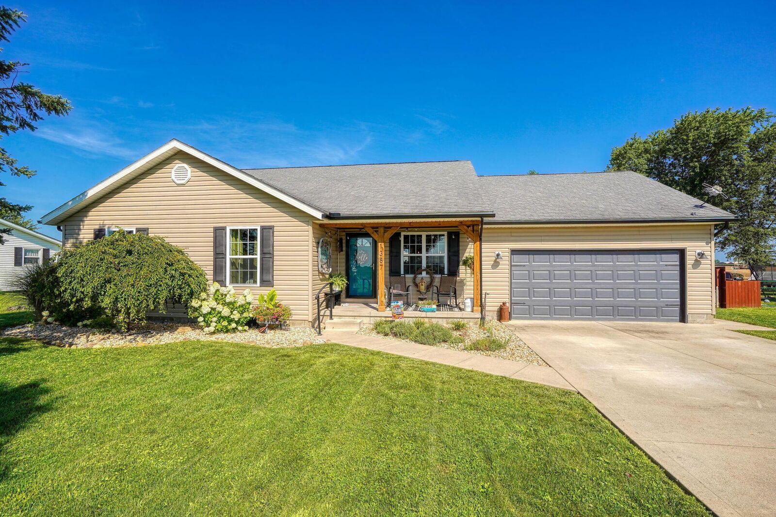Property Photo: 1387 Dill NE Road OH 43106