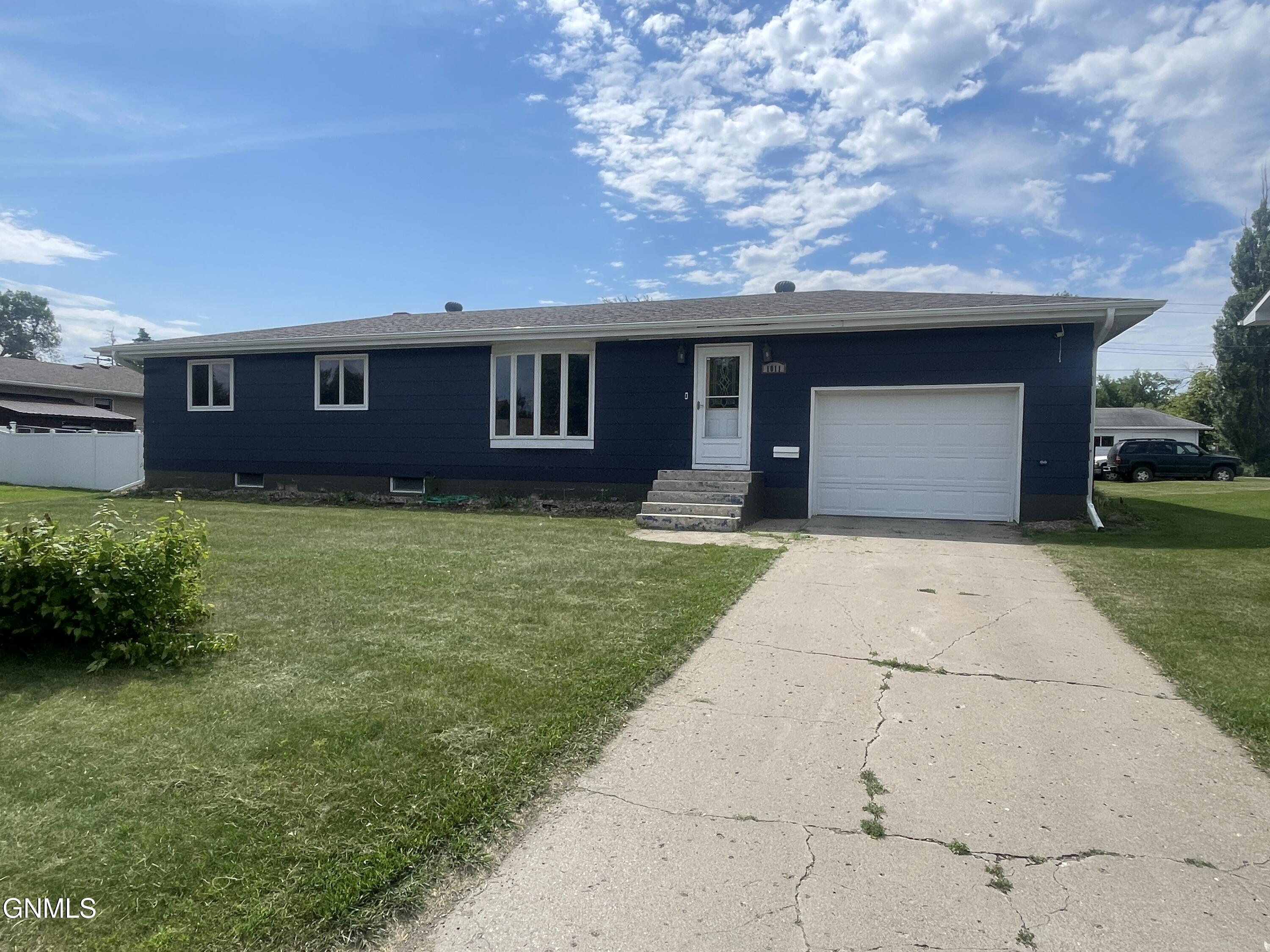 Property Photo: 1011 4th Avenue N ND 58356