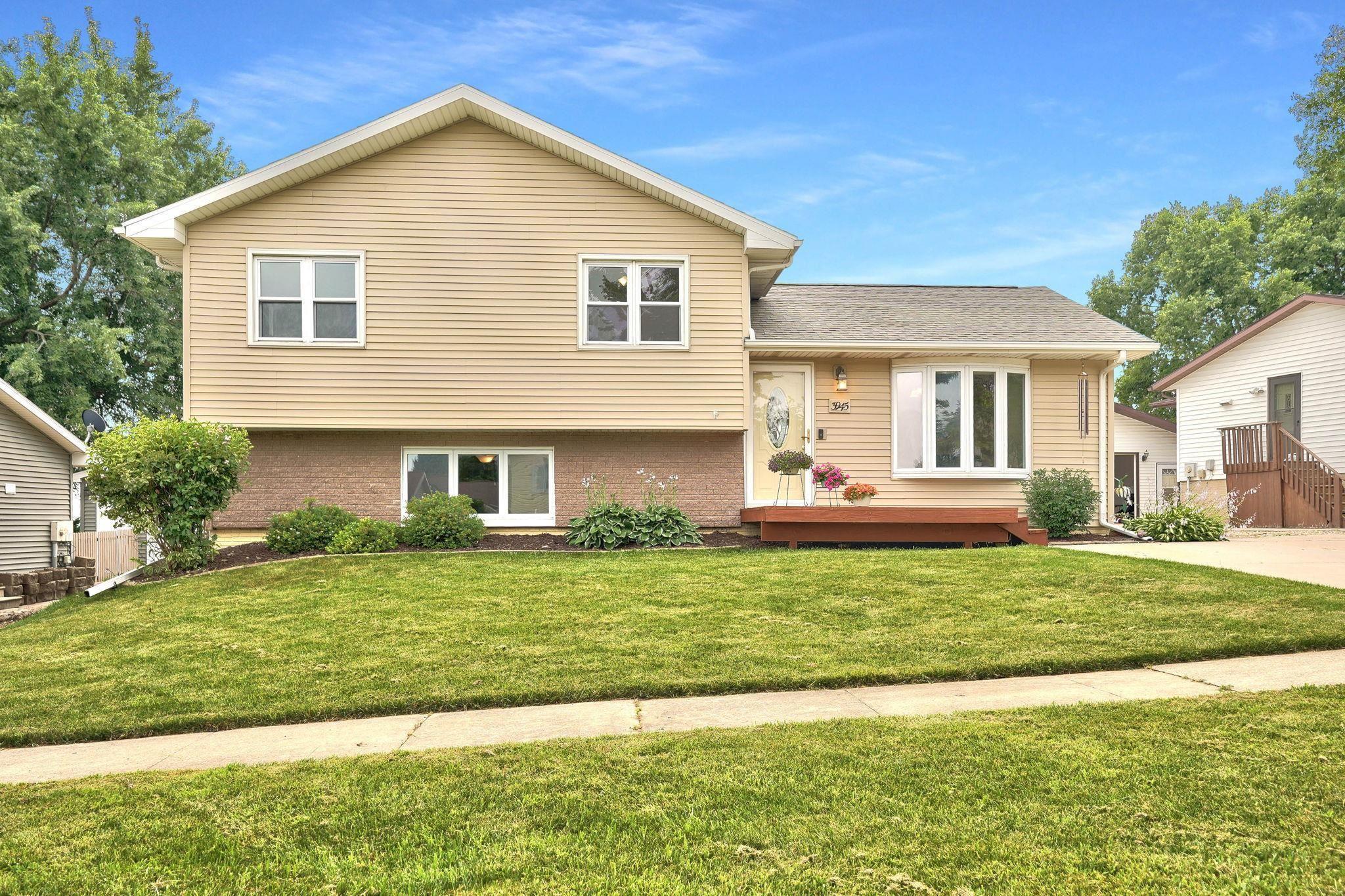 3945 Valdez Drive  Waterloo IA 50701 photo