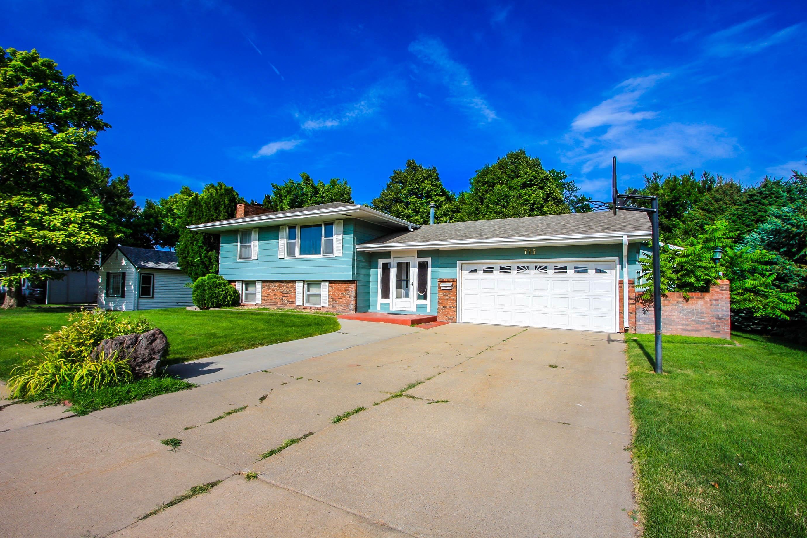 Property Photo: 715 S Willow NE 69101