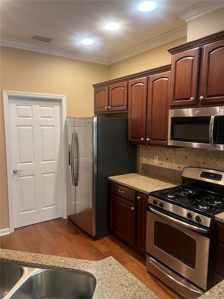 Property Photo: 1385 Abbot Way FL 32724