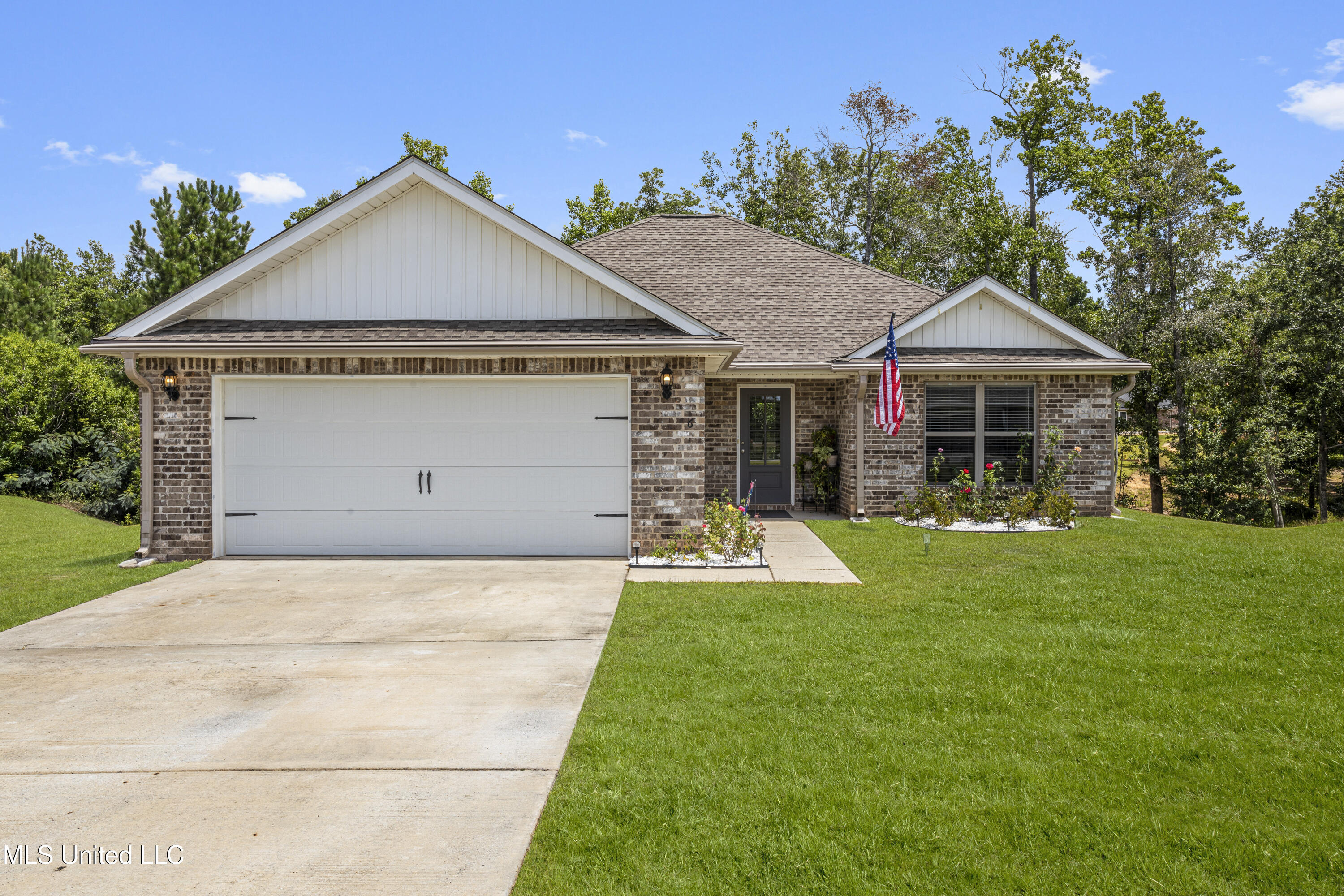 Property Photo:  6 Sugarloaf Lane  MS 39573 