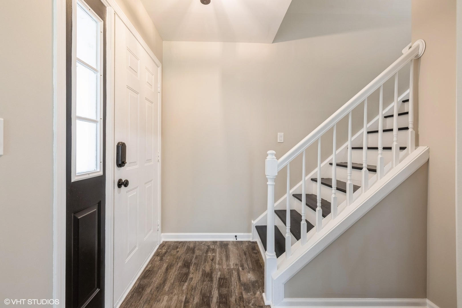 Property Photo: 6 W Acorn Lane IL 60156