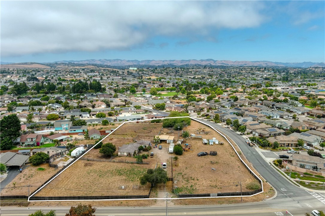Property Photo: 1591 1601 Farroll Road CA 93433