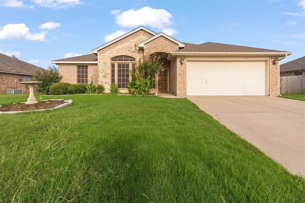 Property Photo: 726 E Sheila Circle TX 76058