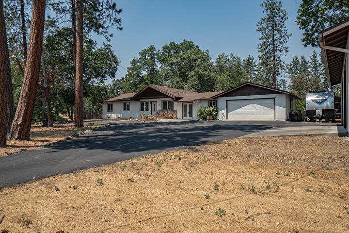 Property Photo: 3388 McMartin Lane OR 97502
