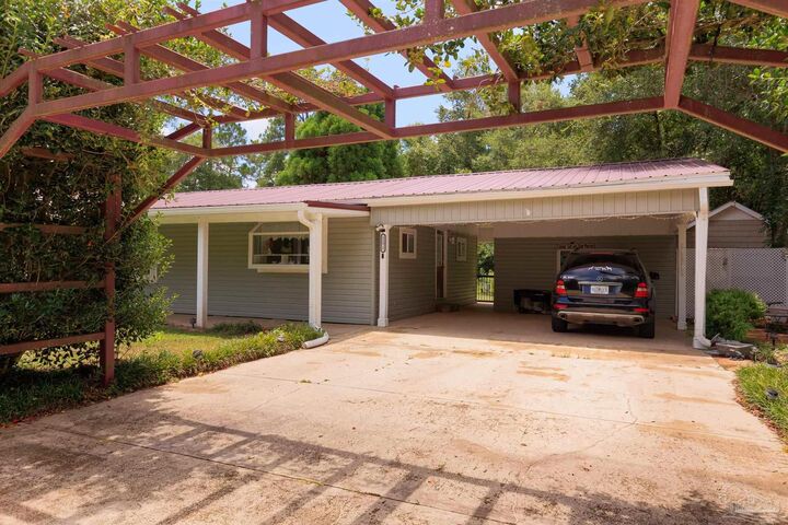 Property Photo: 5271 Suwanee St FL 32583