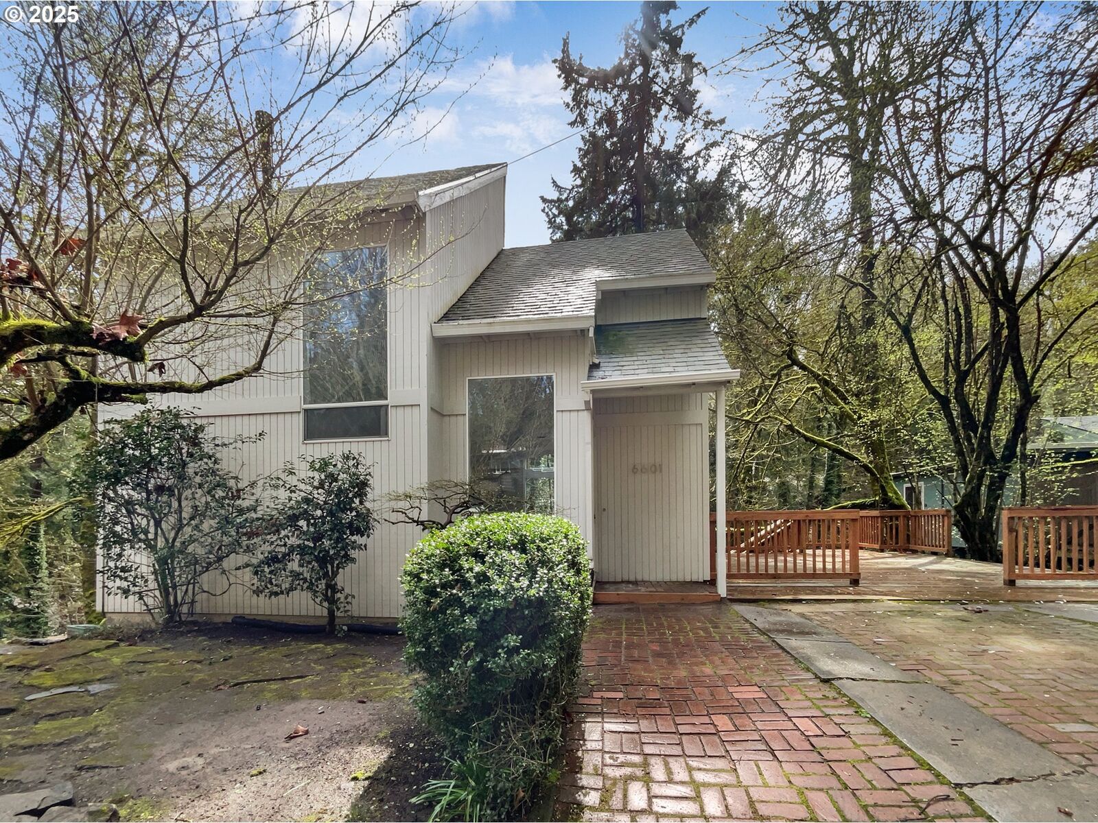 Property Photo:  6601 SW Parkhill Dr  OR 97239 