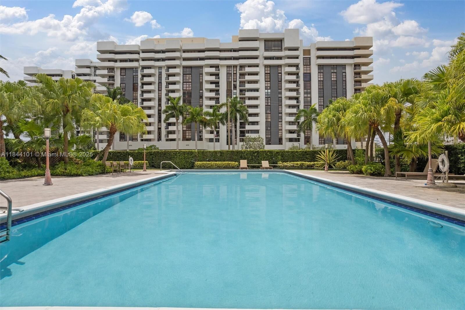Property Photo: 625 Biltmore Way 902 FL 33134