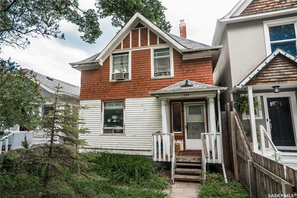 Property Photo: 830 8th Avenue N SK S7K 2X2