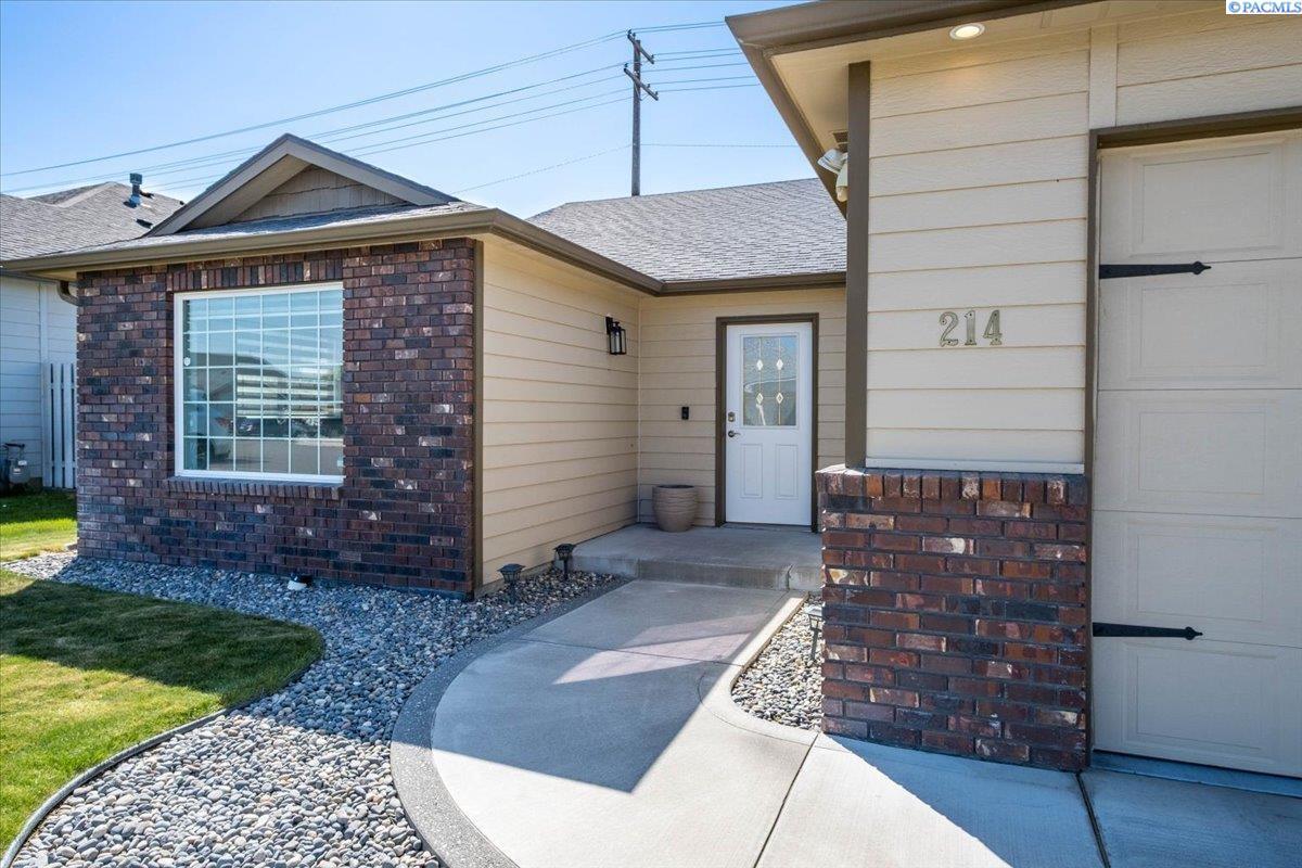 Property Photo: 214 S Belfair Pl WA 99336