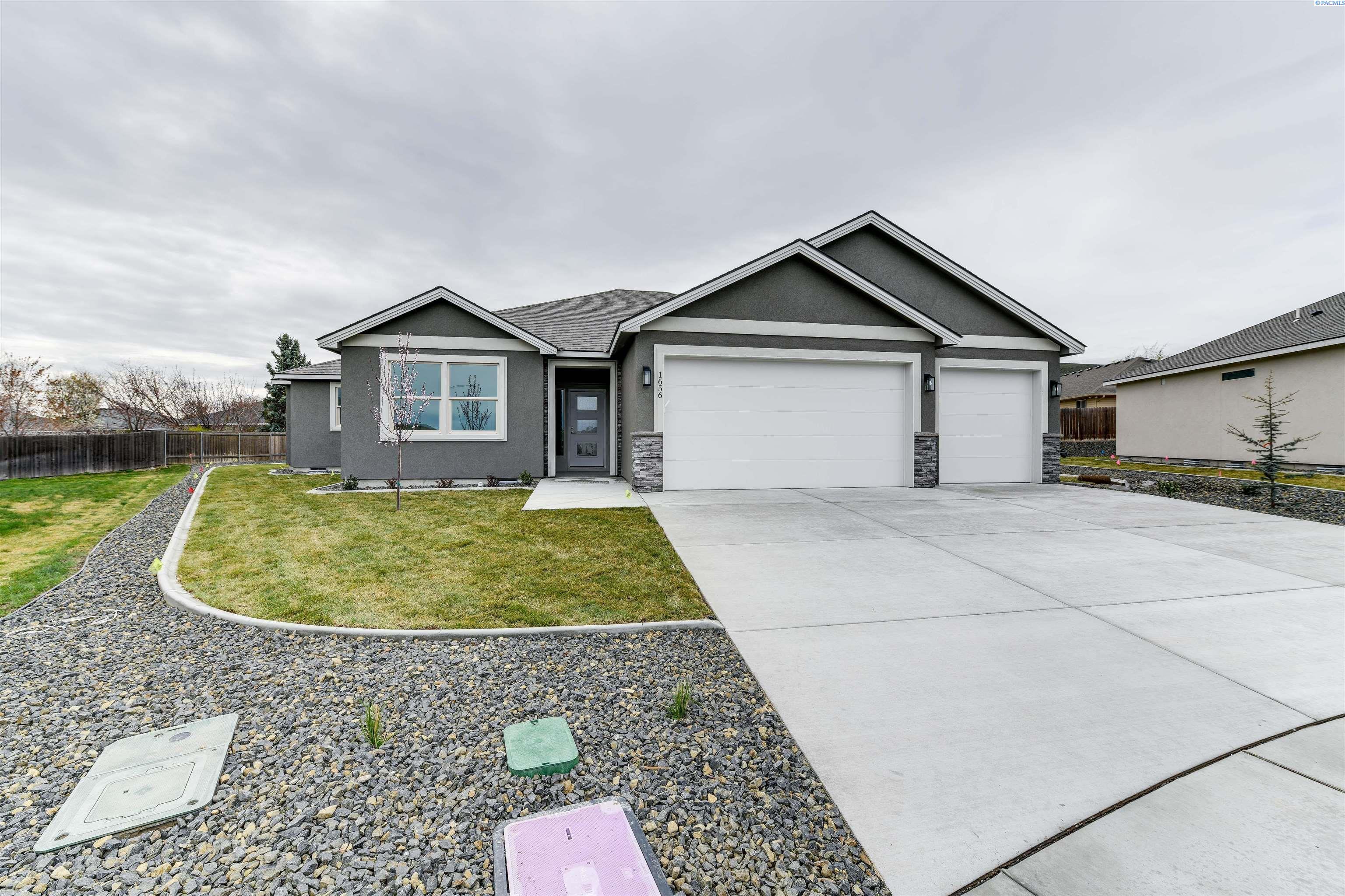 Property Photo: 1656 Palermo Ave WA 99352