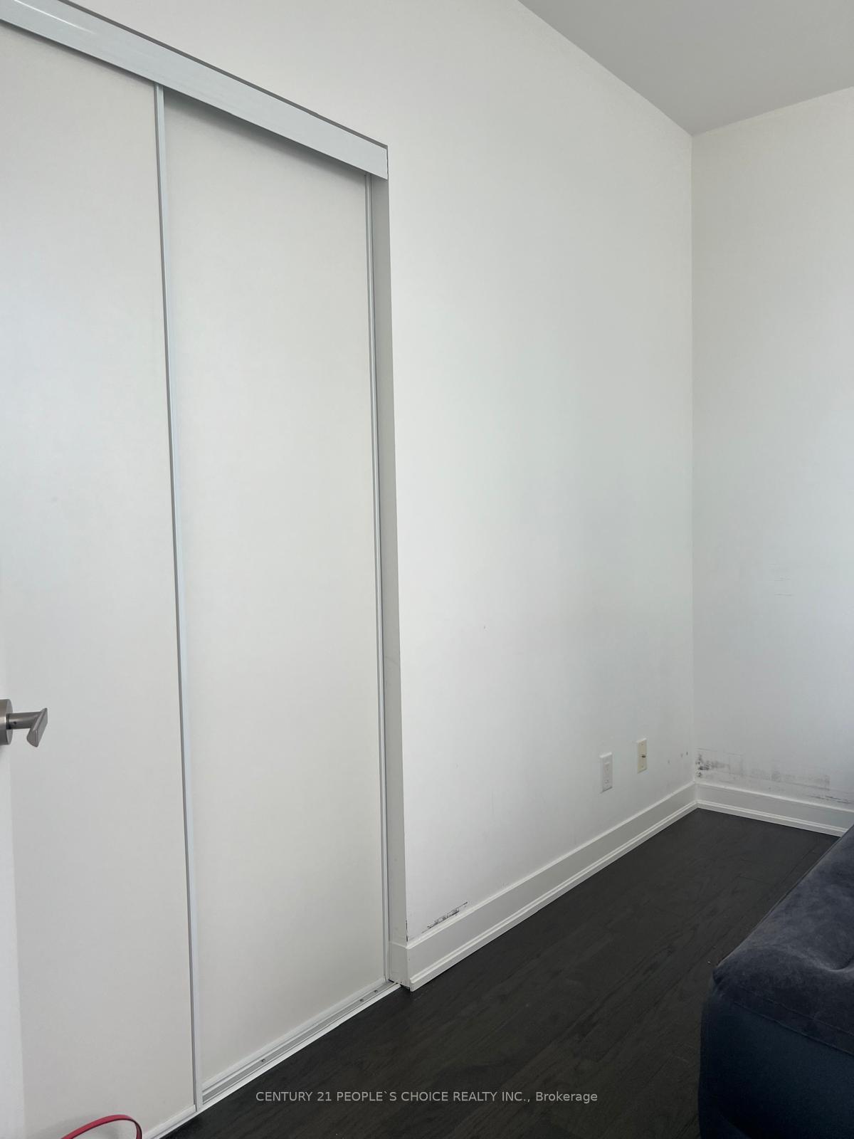 Property Photo: 100 Harbour Street 5907 ON M5J 0B5