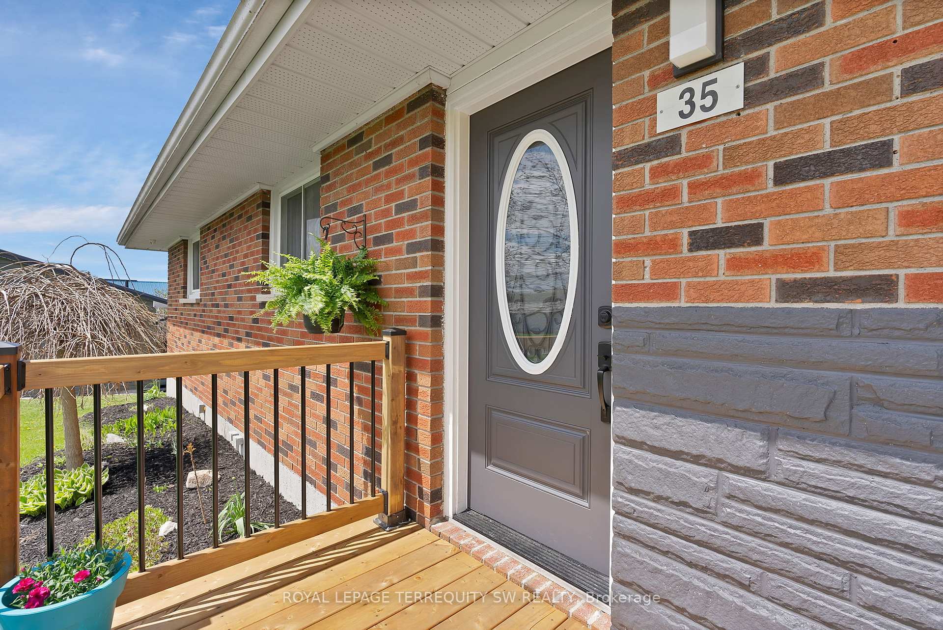 Property Photo: 35 Queen Street W ON K0L 1Y0