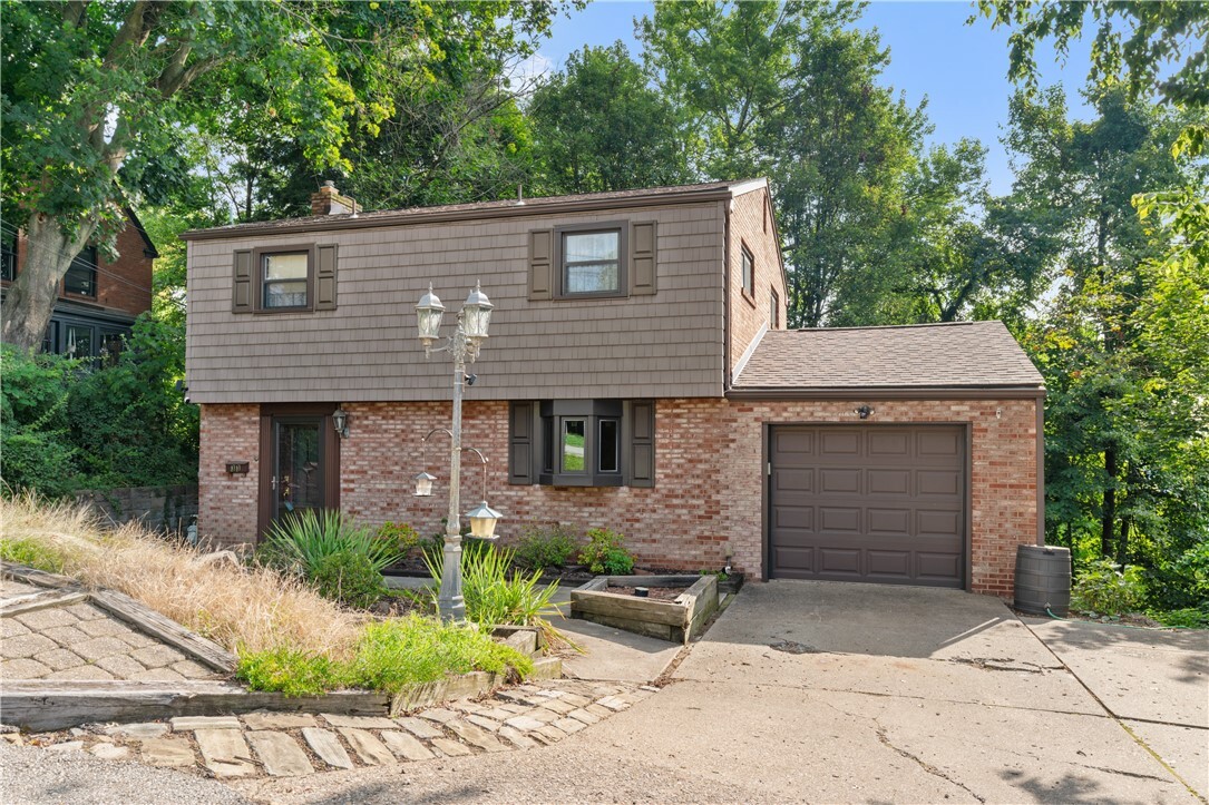 Property Photo: 33 Roxbury Rd PA 15221