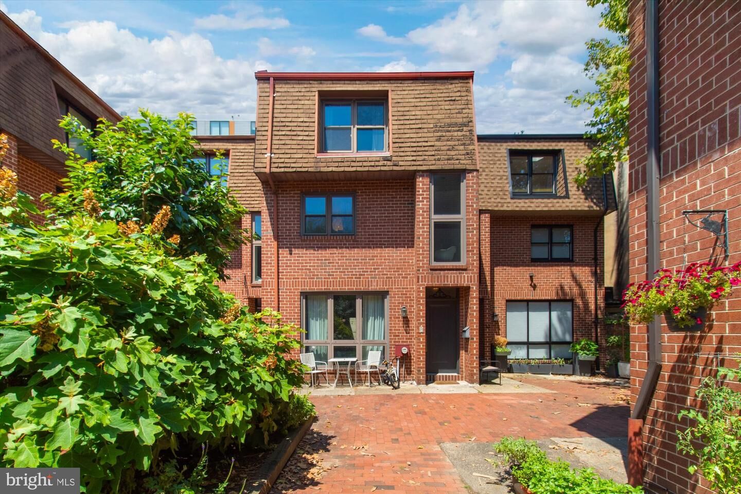 Property Photo:  9 Appletree Court  PA 19106