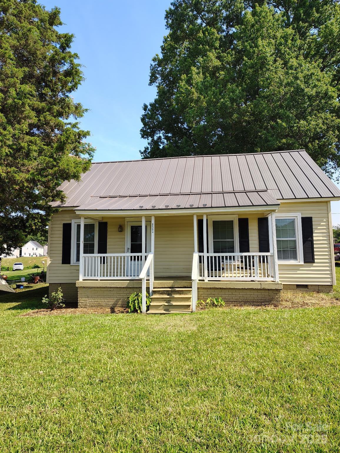 Property Photo: 8504 Moores Chapel Road NC 28214