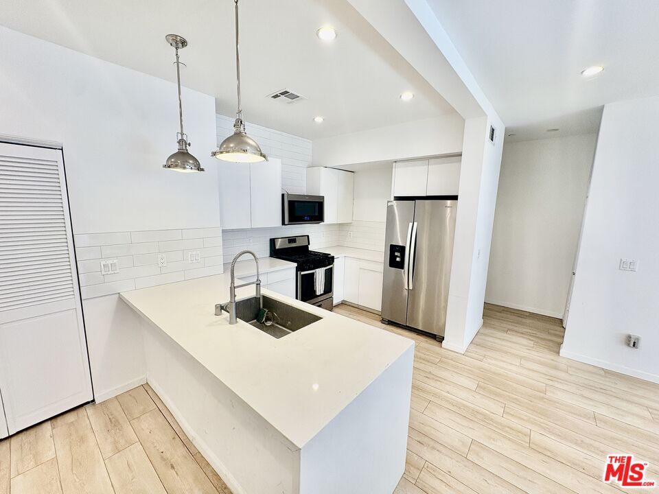 Property Photo:  404 N Gardner  CA 90036 