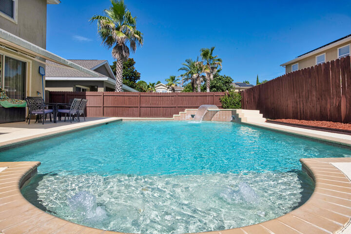 Property Photo: 889 Solimar Way FL 32569