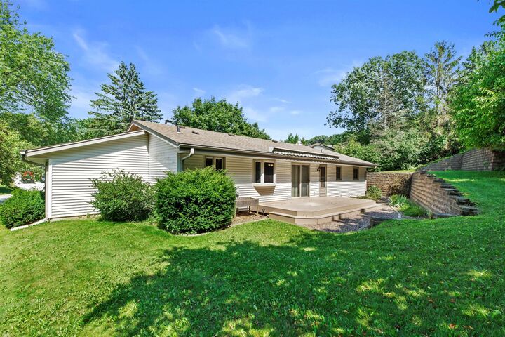Property Photo:  743 Chesham Ct  WI 53029 