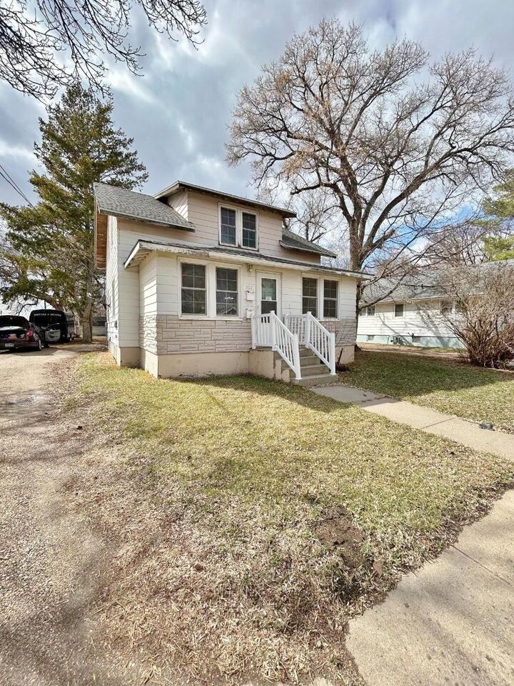 507 9th St. NE  Minot ND 58703 photo