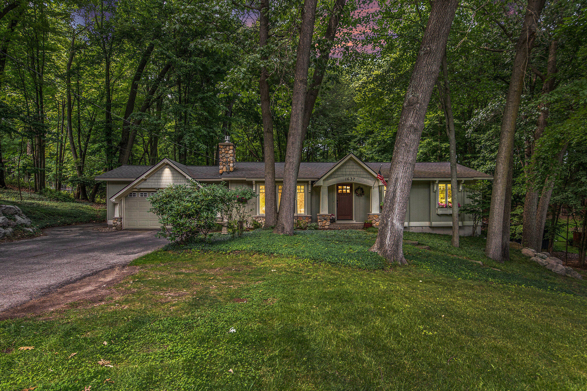 1637 Laraway Lake Drive SE  Grand Rapids MI 49546 photo