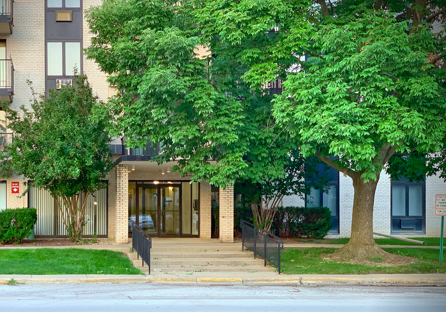 Property Photo: 9701 N Dee Road 4N IL 60714