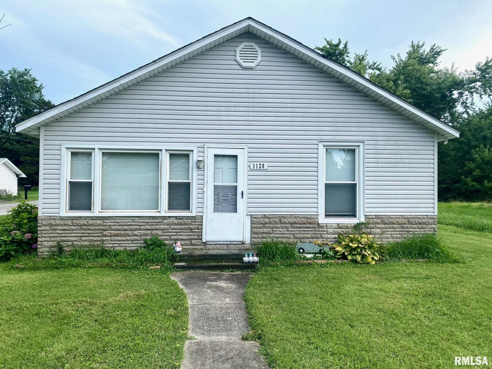 Property Photo: 1120 E Stotlar Street IL 62948
