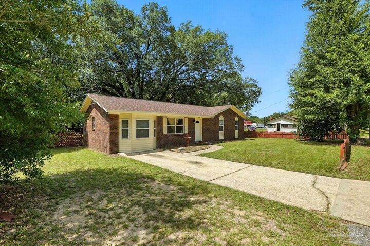 Property Photo: 6409 Hunter St FL 32570