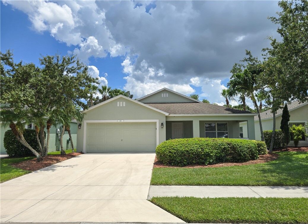 Property Photo: 829 Greenleaf Circle FL 32960