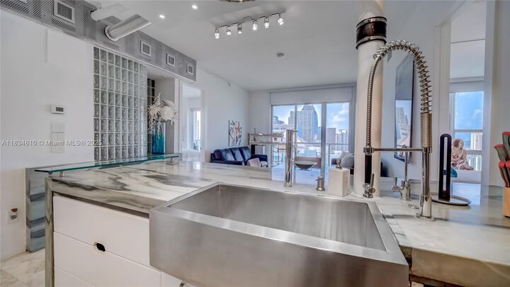 Property Photo: 1155 Brickell Bay Dr Ph 208 FL 33131