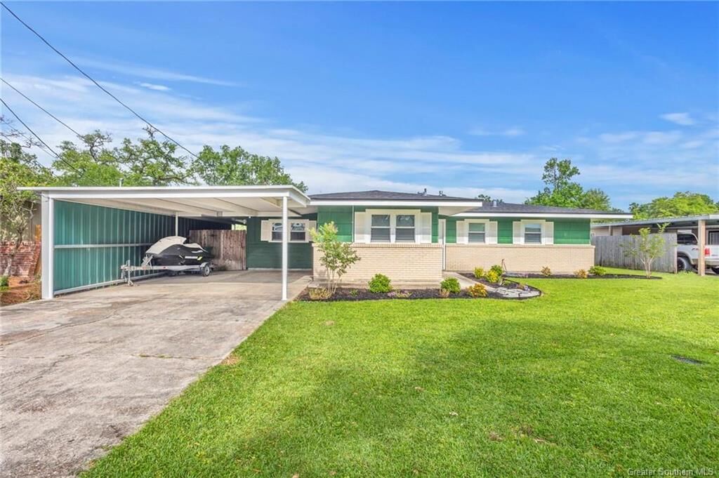 Property Photo: 612 Woodland Street LA 70663
