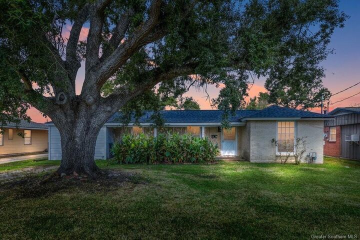 Property Photo: 417 E Claude Street E LA 70605