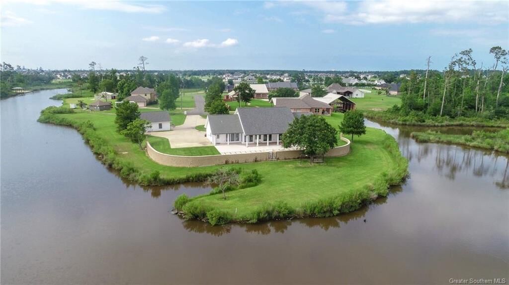 Property Photo: 7012 Captains Cove LA 70605