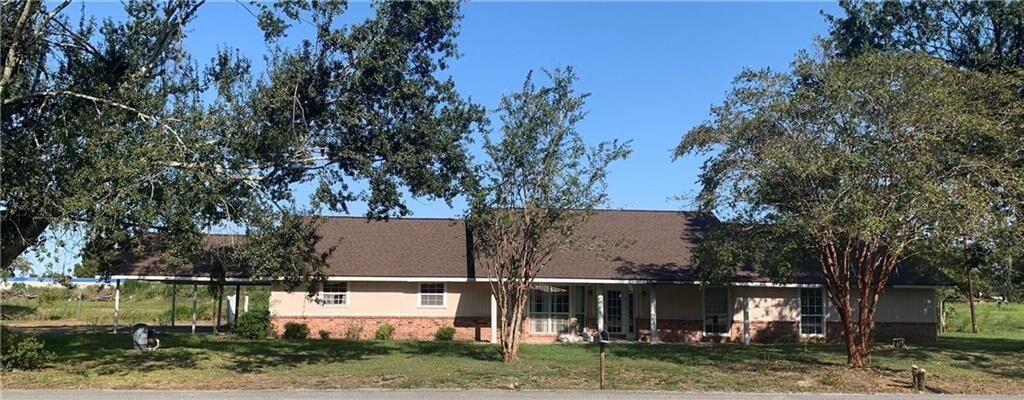 Property Photo:  5605 E Pinewood Drive E  LA 70607 