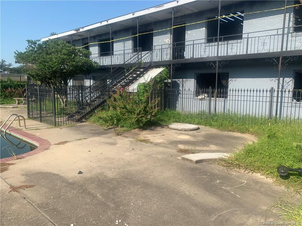 Property Photo:  2221 Oak Park Boulevard  LA 70601 