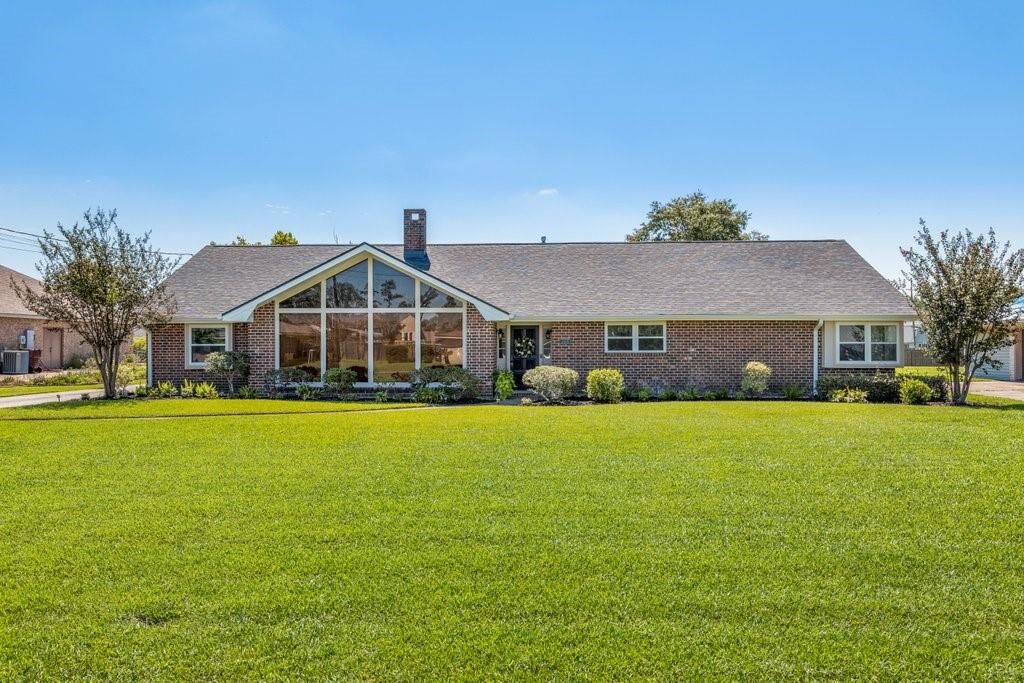 Property Photo: 2115 Pin Oak Court LA 70605