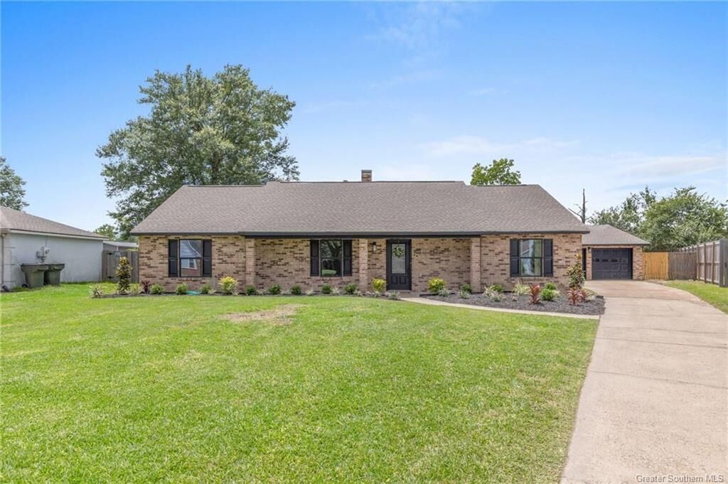Property Photo: 1540 N Chateau Circle N LA 70605
