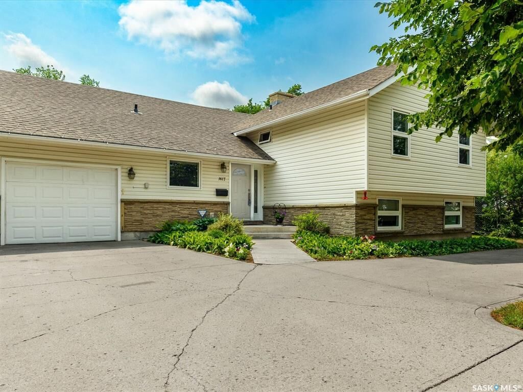 Property Photo:  1617 6th Avenue N  SK S4R 0M6 