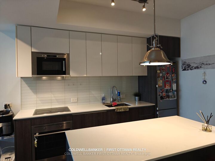 Property Photo: 199 Slater Street 1815 ON K1P 5M7
