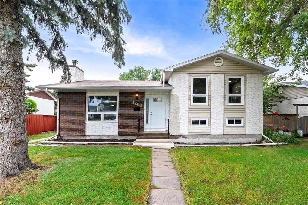 Property Photo: 1203 Chancellor Drive MB R3T 4T6