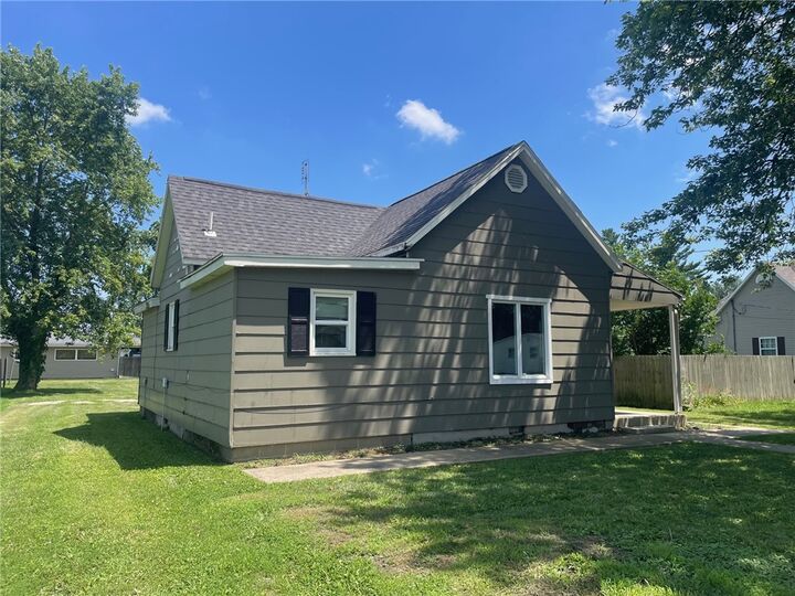 Property Photo:  916 N Maple Street  IL 62458 