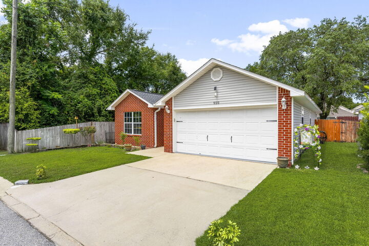 Property Photo:  920 Lauderhill Lane  FL 32547 