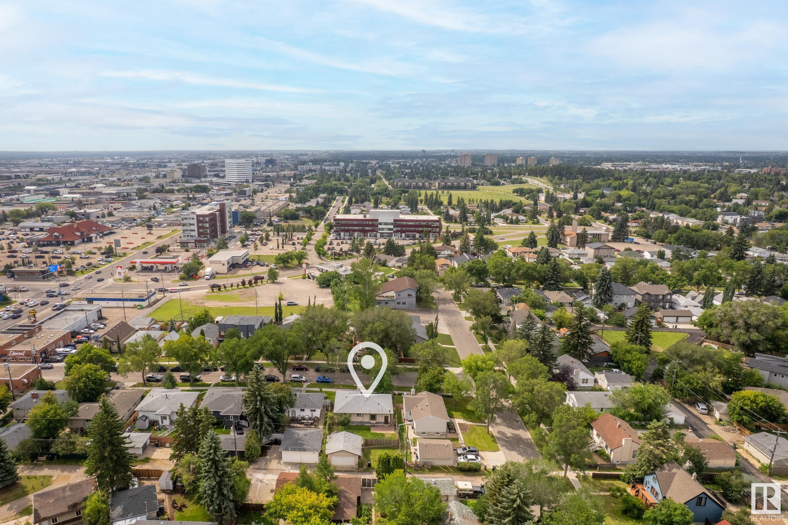 Photo de la propriété: 10444 64 Avenue NW AB T6H 1S7