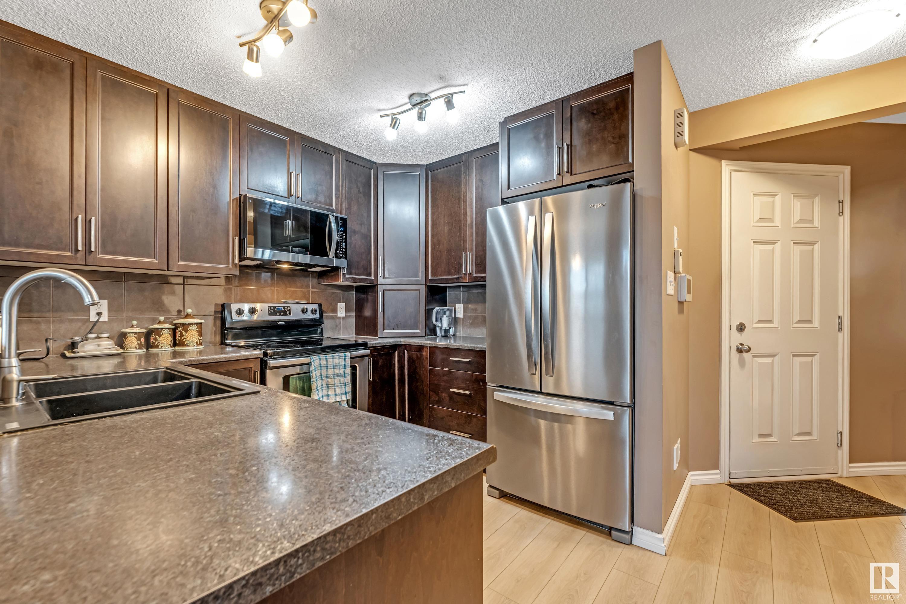Photo de la propriété: 2845 18A Avenue NW AB T6T 0N8