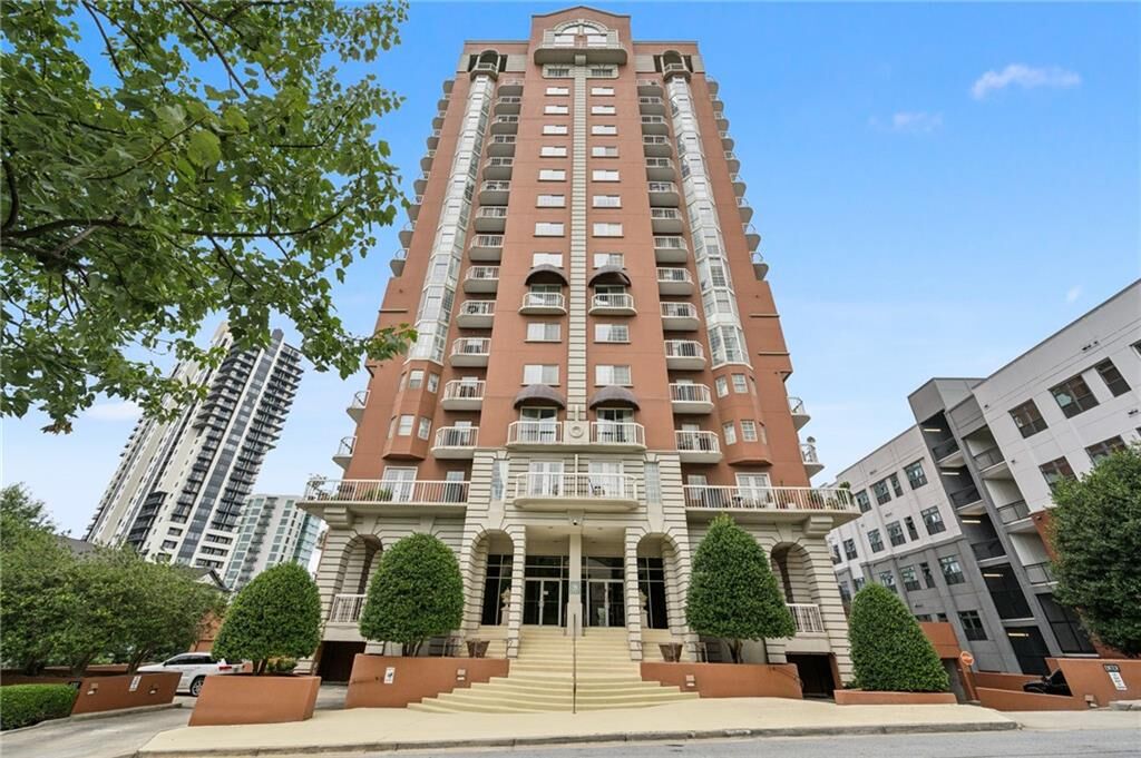 Property Photo:  3435 Kingsboro Road NE 1702  GA 30326 