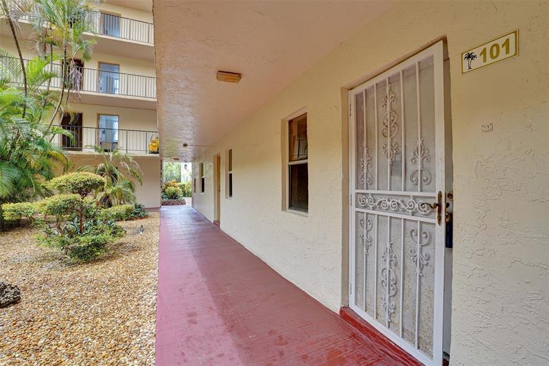 Property Photo:  2801 Somerset Dr 101  FL 33311 
