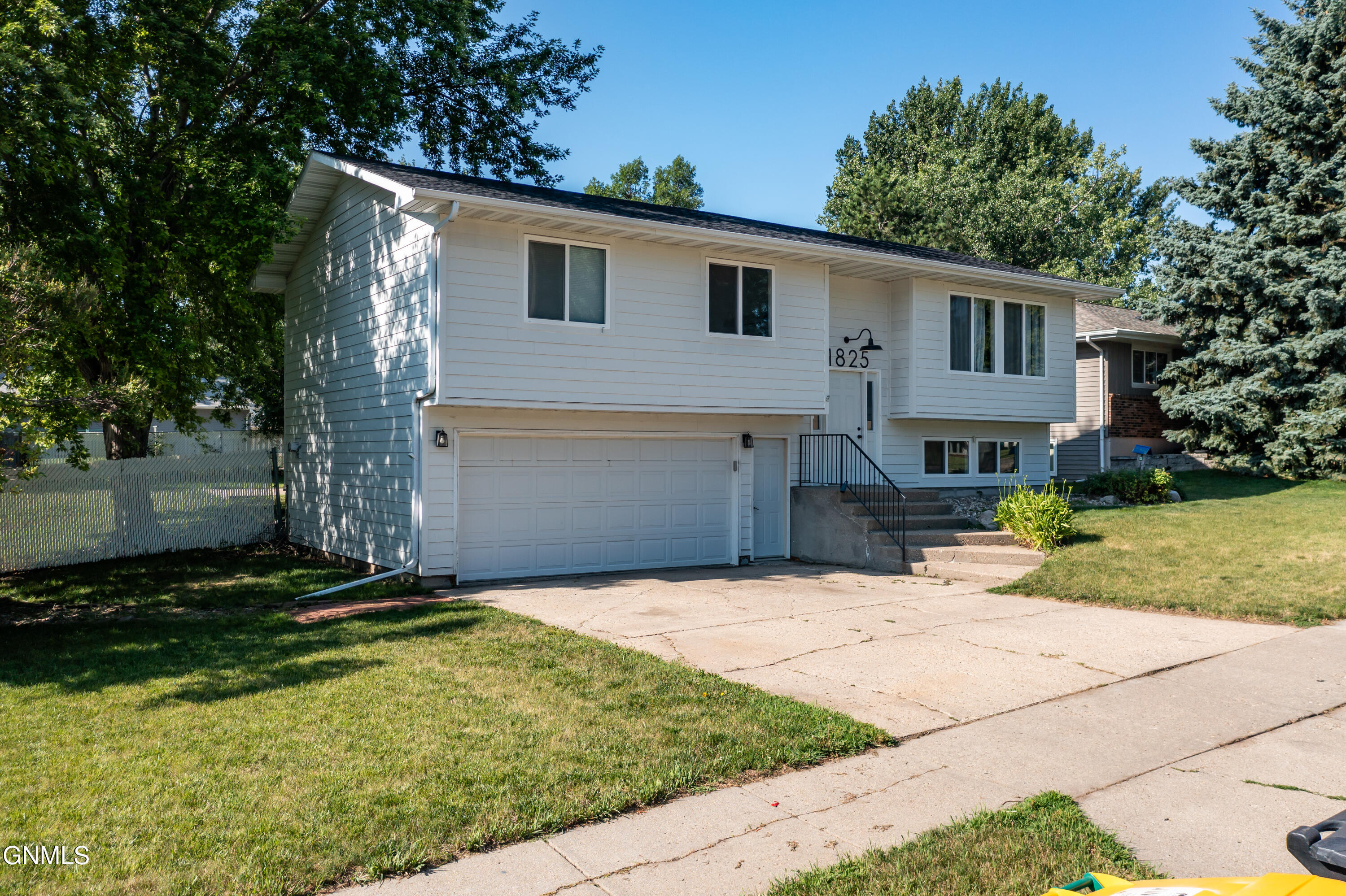 Property Photo:  1825 Masterson Avenue  ND 58501 