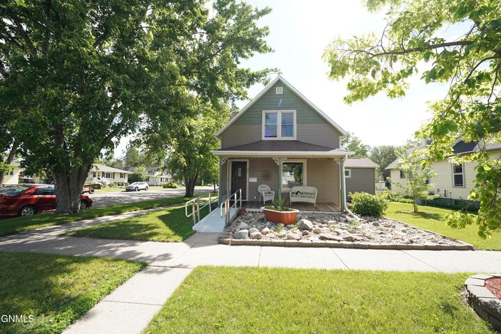 501 6th Avenue SE  Jamestown ND 58401 photo