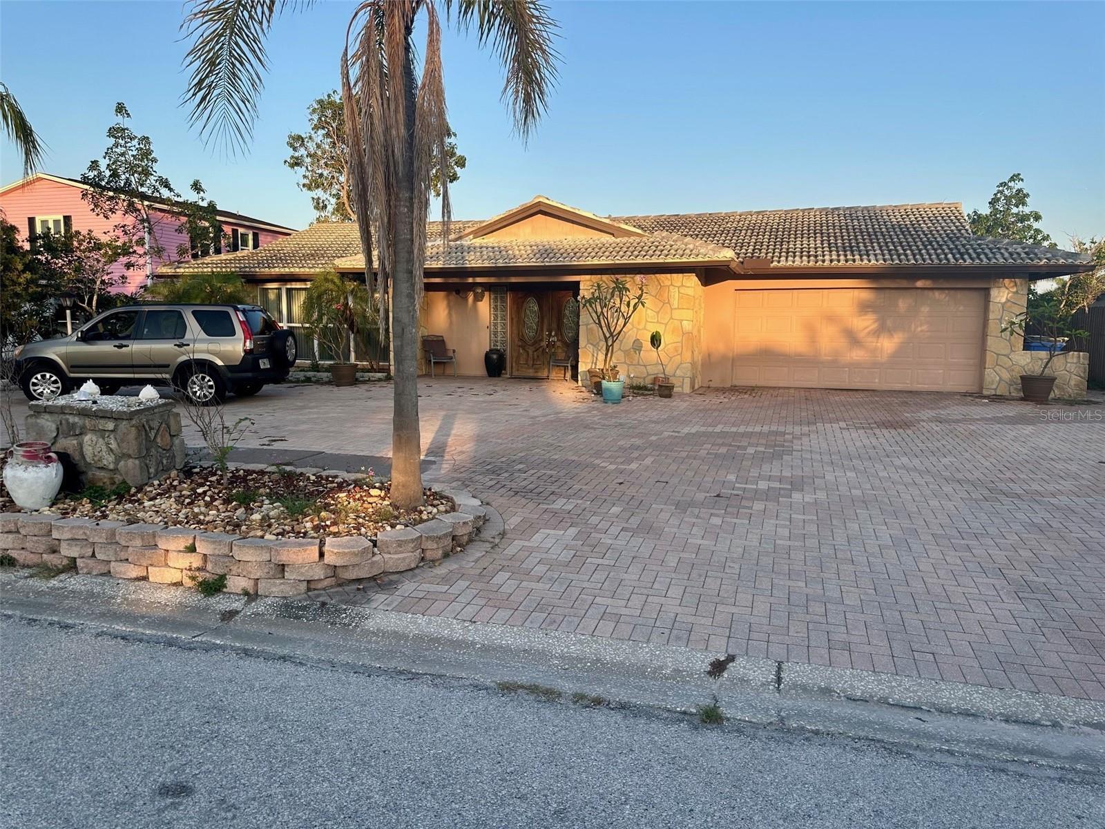 Property Photo:  3920 Venetian Way  FL 33634 
